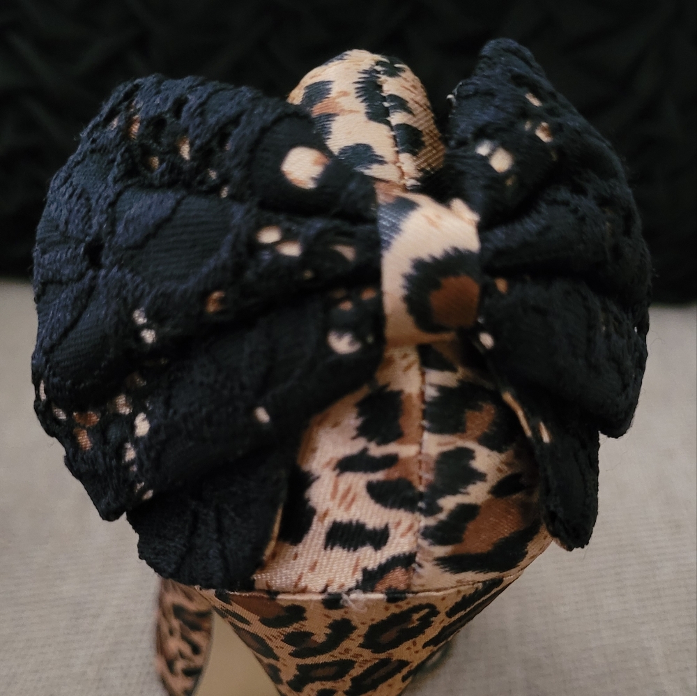 FREDERICK'S OF HOLLYWOOD LEOPARD PRINT LACE DETAIL PUMP - Picture 10 of 12